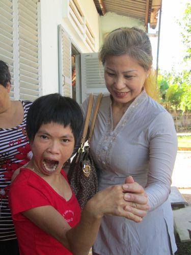 Bình Dương: Thầy Thích Thiện Đạt mang yêu thương đến Trung Tâm Bảo Trợ xã hội Chánh Phú Hoà