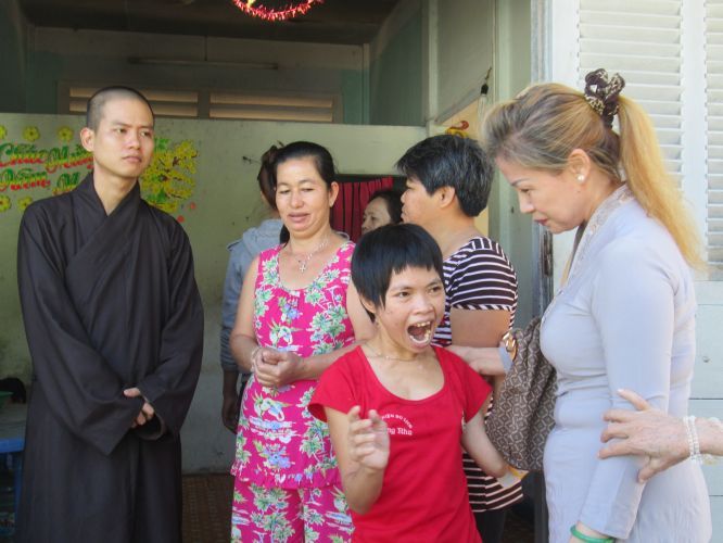 Bình Dương: Thầy Thích Thiện Đạt mang yêu thương đến Trung Tâm Bảo Trợ xã hội Chánh Phú Hoà