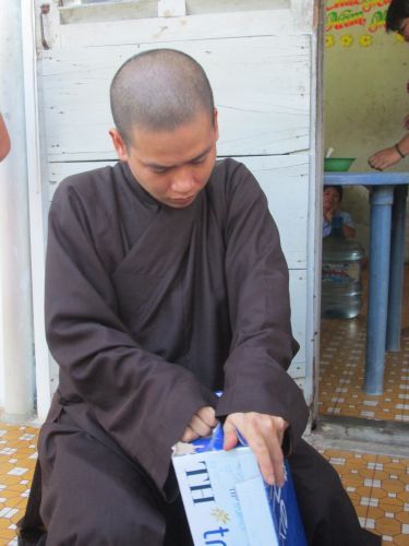 Bình Dương: Thầy Thích Thiện Đạt mang yêu thương đến Trung Tâm Bảo Trợ xã hội Chánh Phú Hoà