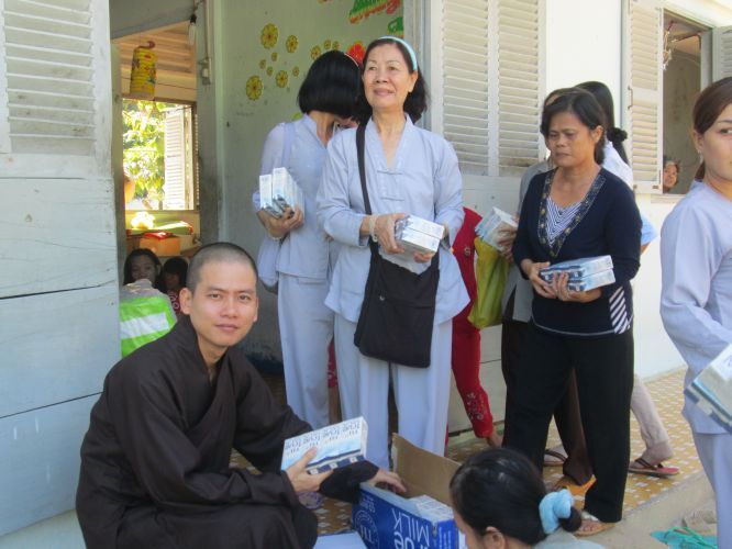 Bình Dương: Thầy Thích Thiện Đạt mang yêu thương đến Trung Tâm Bảo Trợ xã hội Chánh Phú Hoà