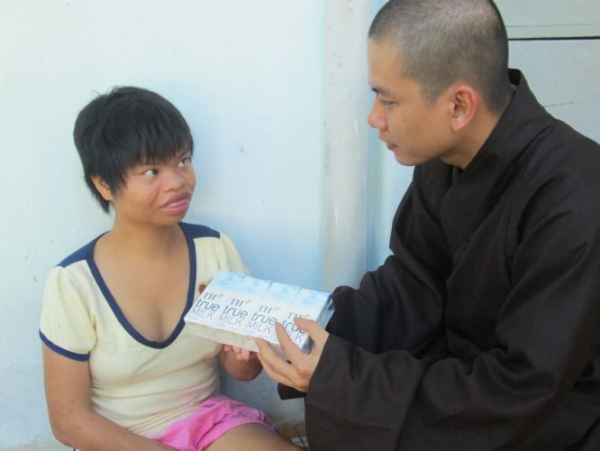 Bình Dương: Thầy Thích Thiện Đạt mang yêu thương đến Trung Tâm Bảo Trợ xã hội Chánh Phú Hoà