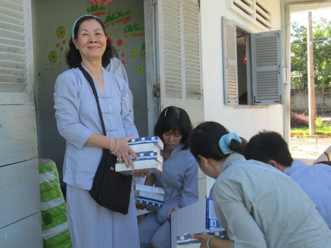 Bình Dương: Thầy Thích Thiện Đạt mang yêu thương đến Trung Tâm Bảo Trợ xã hội Chánh Phú Hoà