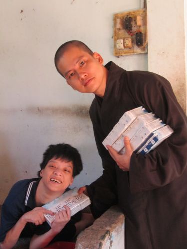 Bình Dương: Thầy Thích Thiện Đạt mang yêu thương đến Trung Tâm Bảo Trợ xã hội Chánh Phú Hoà