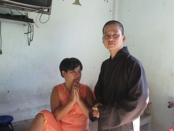 Bình Dương: Thầy Thích Thiện Đạt mang yêu thương đến Trung Tâm Bảo Trợ xã hội Chánh Phú Hoà