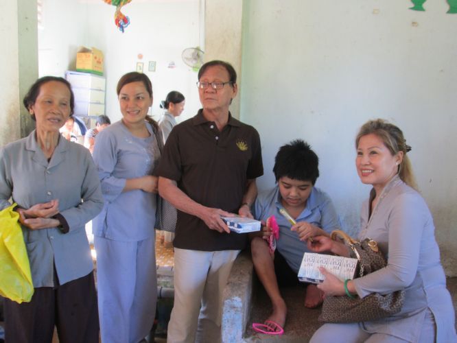 Bình Dương: Thầy Thích Thiện Đạt mang yêu thương đến Trung Tâm Bảo Trợ xã hội Chánh Phú Hoà