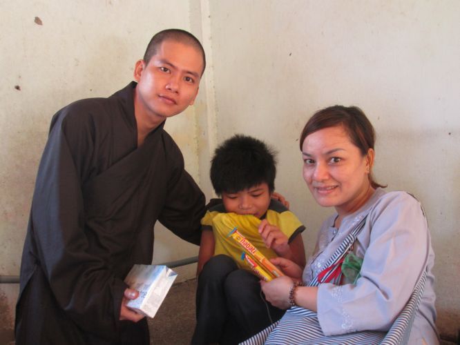 Bình Dương: Thầy Thích Thiện Đạt mang yêu thương đến Trung Tâm Bảo Trợ xã hội Chánh Phú Hoà