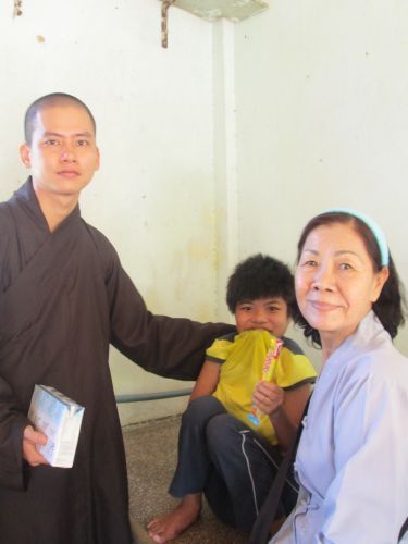 Bình Dương: Thầy Thích Thiện Đạt mang yêu thương đến Trung Tâm Bảo Trợ xã hội Chánh Phú Hoà