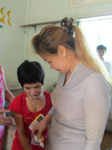 Bình Dương: Thầy Thích Thiện Đạt mang yêu thương đến Trung Tâm Bảo Trợ xã hội Chánh Phú Hoà