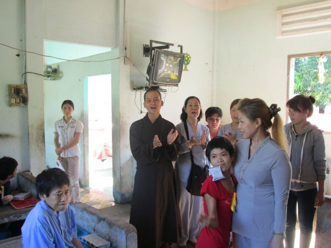 Bình Dương: Thầy Thích Thiện Đạt mang yêu thương đến Trung Tâm Bảo Trợ xã hội Chánh Phú Hoà