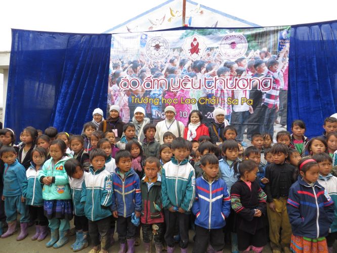 Lào Cai: Hội Khai Tâm và Hội 14 Chữ với chương trình thiện nguyện “Áo Ấm Yêu Thương”