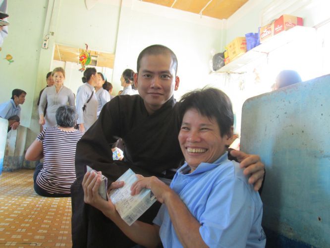 Bình Dương: Thầy Thích Thiện Đạt mang yêu thương đến Trung Tâm Bảo Trợ xã hội Chánh Phú Hoà