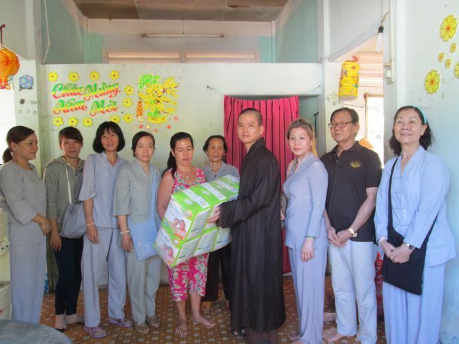 Bình Dương: Thầy Thích Thiện Đạt mang yêu thương đến Trung Tâm Bảo Trợ xã hội Chánh Phú Hoà