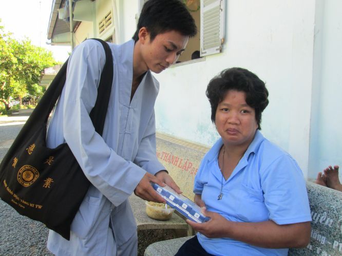 Bình Dương: Thầy Thích Thiện Đạt mang yêu thương đến Trung Tâm Bảo Trợ xã hội Chánh Phú Hoà