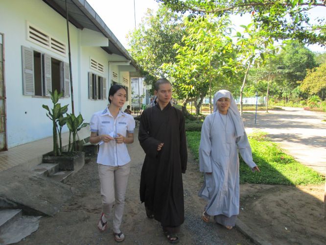 Bình Dương: Thầy Thích Thiện Đạt mang yêu thương đến Trung Tâm Bảo Trợ xã hội Chánh Phú Hoà