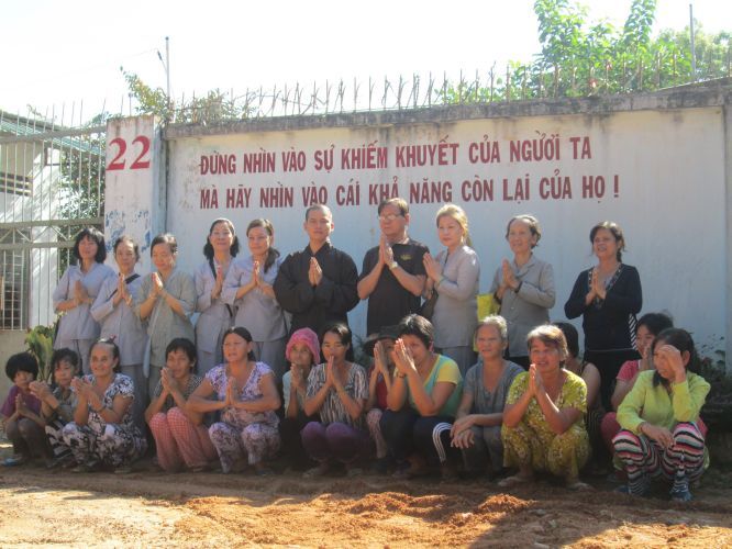 Bình Dương: Thầy Thích Thiện Đạt mang yêu thương đến Trung Tâm Bảo Trợ xã hội Chánh Phú Hoà