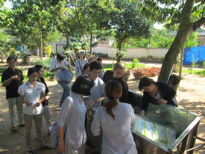 Bình Dương: Thầy Thích Thiện Đạt mang yêu thương đến Trung Tâm Bảo Trợ xã hội Chánh Phú Hoà