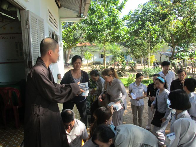 Bình Dương: Thầy Thích Thiện Đạt mang yêu thương đến Trung Tâm Bảo Trợ xã hội Chánh Phú Hoà