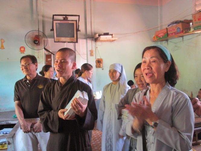 Bình Dương: Thầy Thích Thiện Đạt mang yêu thương đến Trung Tâm Bảo Trợ xã hội Chánh Phú Hoà