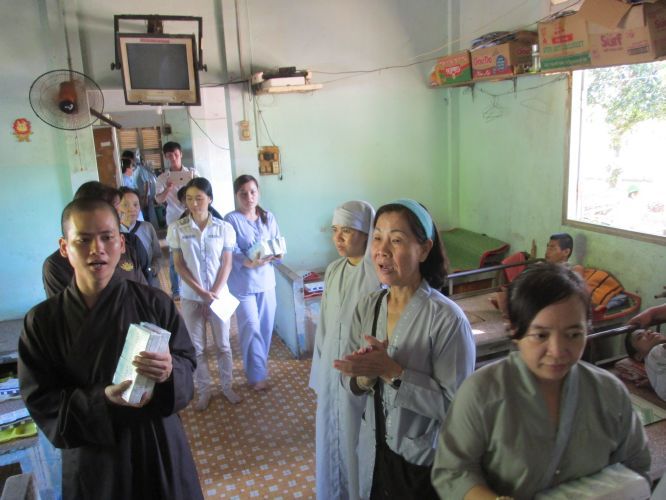 Bình Dương: Thầy Thích Thiện Đạt mang yêu thương đến Trung Tâm Bảo Trợ xã hội Chánh Phú Hoà