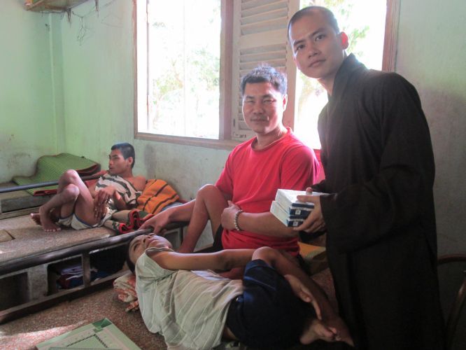 Bình Dương: Thầy Thích Thiện Đạt mang yêu thương đến Trung Tâm Bảo Trợ xã hội Chánh Phú Hoà