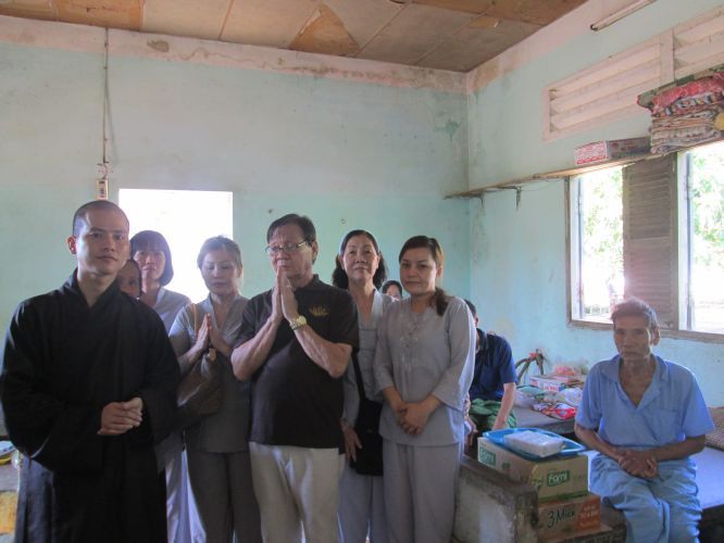 Bình Dương: Thầy Thích Thiện Đạt mang yêu thương đến Trung Tâm Bảo Trợ xã hội Chánh Phú Hoà