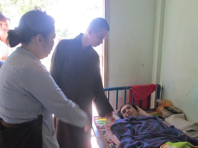 Bình Dương: Thầy Thích Thiện Đạt mang yêu thương đến Trung Tâm Bảo Trợ xã hội Chánh Phú Hoà
