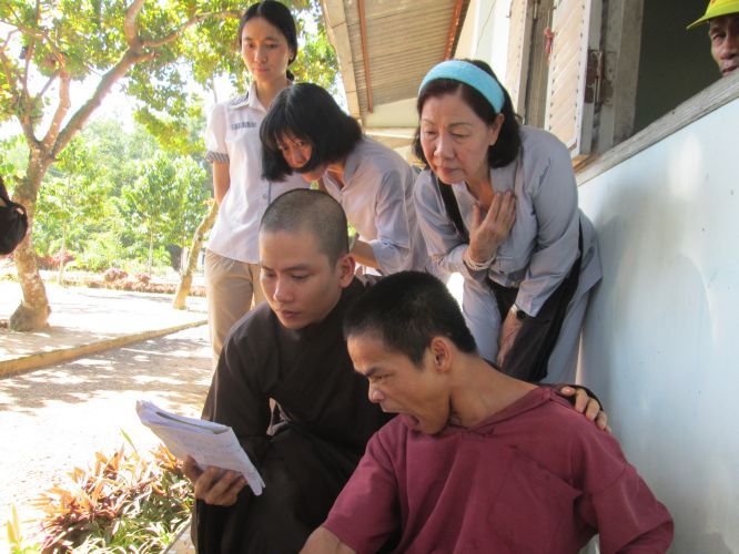 Bình Dương: Thầy Thích Thiện Đạt mang yêu thương đến Trung Tâm Bảo Trợ xã hội Chánh Phú Hoà