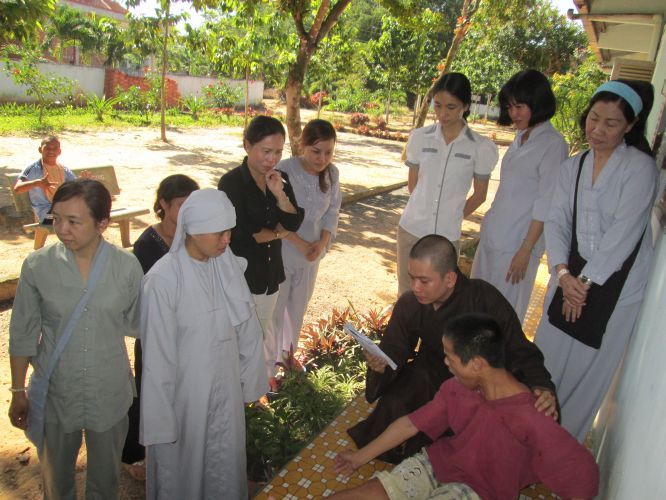 Bình Dương: Thầy Thích Thiện Đạt mang yêu thương đến Trung Tâm Bảo Trợ xã hội Chánh Phú Hoà