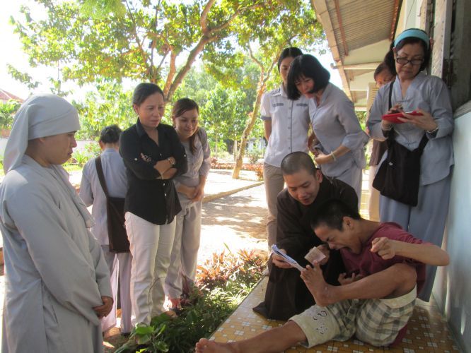 Bình Dương: Thầy Thích Thiện Đạt mang yêu thương đến Trung Tâm Bảo Trợ xã hội Chánh Phú Hoà