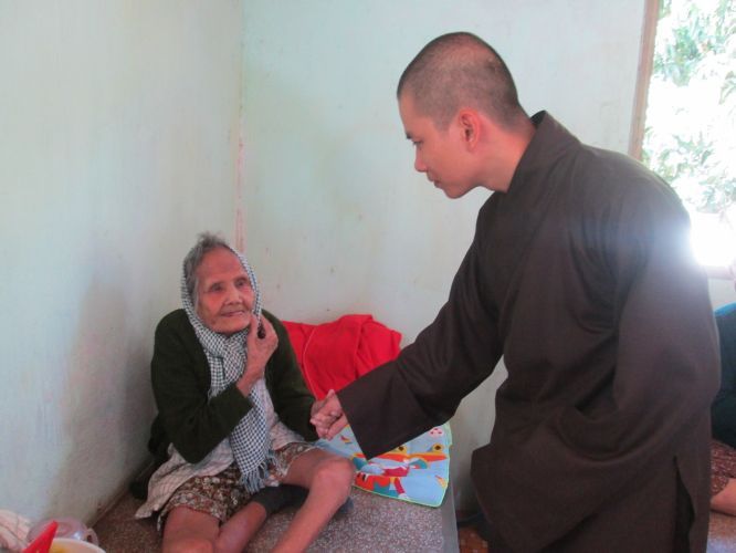 Bình Dương: Thầy Thích Thiện Đạt mang yêu thương đến Trung Tâm Bảo Trợ xã hội Chánh Phú Hoà