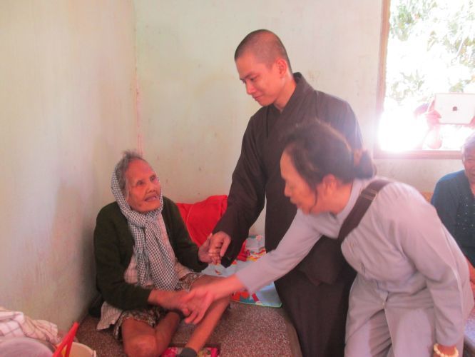 Bình Dương: Thầy Thích Thiện Đạt mang yêu thương đến Trung Tâm Bảo Trợ xã hội Chánh Phú Hoà