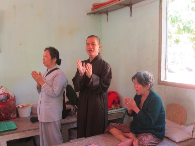 Bình Dương: Thầy Thích Thiện Đạt mang yêu thương đến Trung Tâm Bảo Trợ xã hội Chánh Phú Hoà