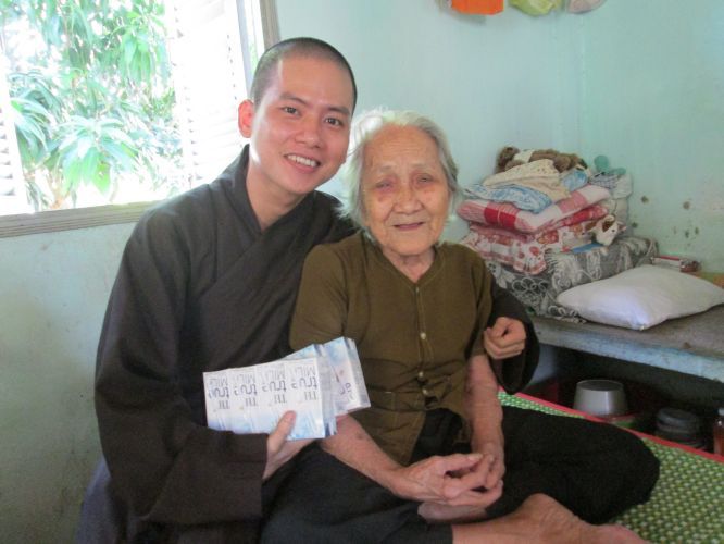 Bình Dương: Thầy Thích Thiện Đạt mang yêu thương đến Trung Tâm Bảo Trợ xã hội Chánh Phú Hoà