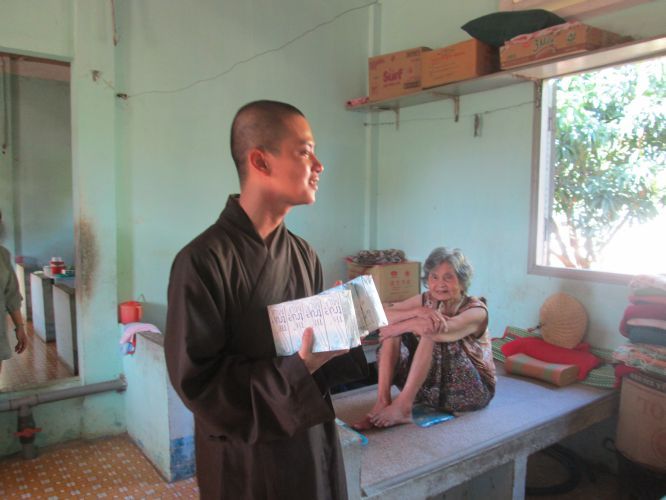 Bình Dương: Thầy Thích Thiện Đạt mang yêu thương đến Trung Tâm Bảo Trợ xã hội Chánh Phú Hoà