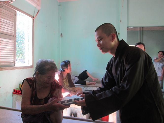 Bình Dương: Thầy Thích Thiện Đạt mang yêu thương đến Trung Tâm Bảo Trợ xã hội Chánh Phú Hoà