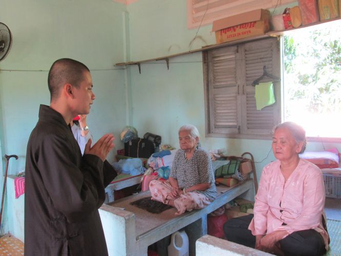 Bình Dương: Thầy Thích Thiện Đạt mang yêu thương đến Trung Tâm Bảo Trợ xã hội Chánh Phú Hoà
