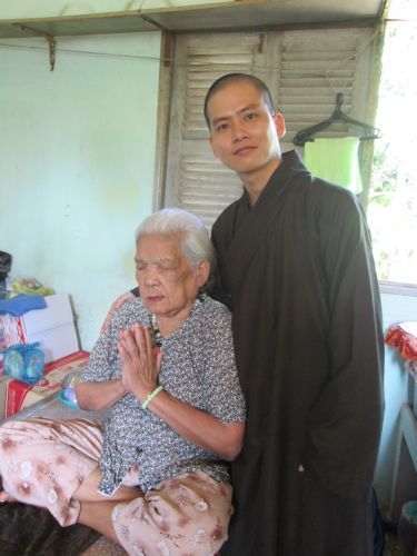 Bình Dương: Thầy Thích Thiện Đạt mang yêu thương đến Trung Tâm Bảo Trợ xã hội Chánh Phú Hoà