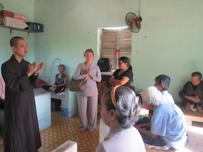 Bình Dương: Thầy Thích Thiện Đạt mang yêu thương đến Trung Tâm Bảo Trợ xã hội Chánh Phú Hoà