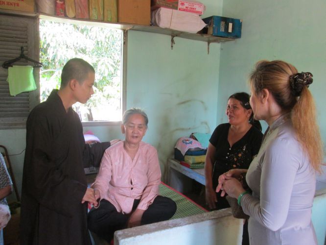 Bình Dương: Thầy Thích Thiện Đạt mang yêu thương đến Trung Tâm Bảo Trợ xã hội Chánh Phú Hoà