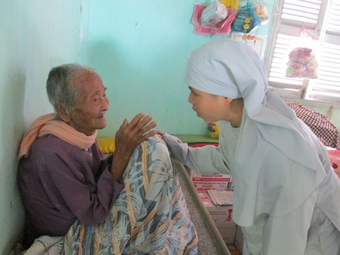 Bình Dương: Thầy Thích Thiện Đạt mang yêu thương đến Trung Tâm Bảo Trợ xã hội Chánh Phú Hoà