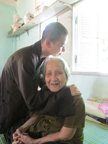 Bình Dương: Thầy Thích Thiện Đạt mang yêu thương đến Trung Tâm Bảo Trợ xã hội Chánh Phú Hoà
