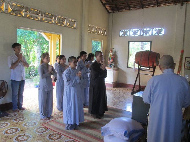 Bình Dương: Thầy Thích Thiện Đạt mang yêu thương đến Trung Tâm Bảo Trợ xã hội Chánh Phú Hoà