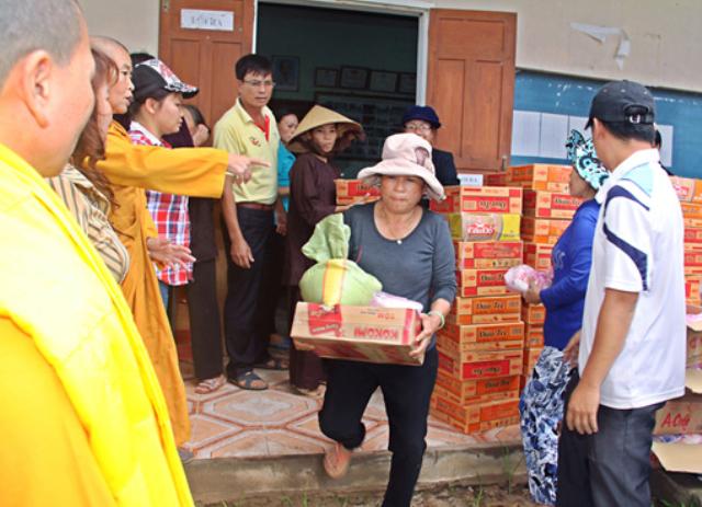 TX Ngọc Trung - Gia Lai cứu trợ đồng bào tại Bình Định