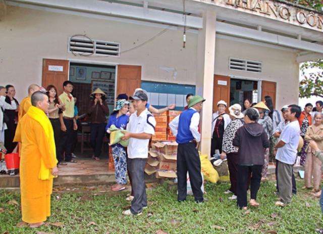 TX Ngọc Trung - Gia Lai cứu trợ đồng bào tại Bình Định