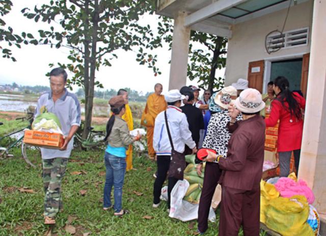 TX Ngọc Trung - Gia Lai cứu trợ đồng bào tại Bình Định