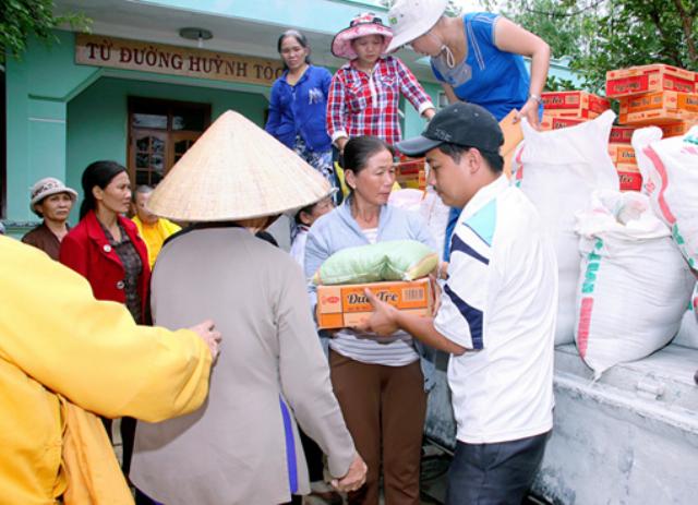 TX Ngọc Trung - Gia Lai cứu trợ đồng bào tại Bình Định