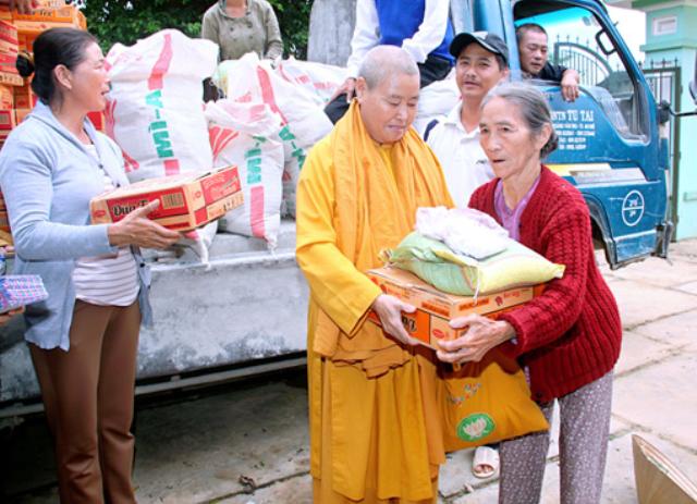 TX Ngọc Trung - Gia Lai cứu trợ đồng bào tại Bình Định