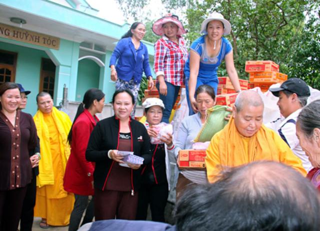 TX Ngọc Trung - Gia Lai cứu trợ đồng bào tại Bình Định