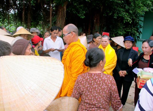 TX Ngọc Trung - Gia Lai cứu trợ đồng bào tại Bình Định
