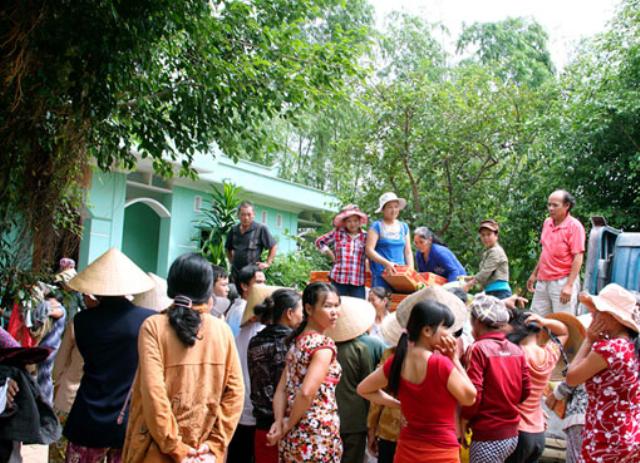 TX Ngọc Trung - Gia Lai cứu trợ đồng bào tại Bình Định